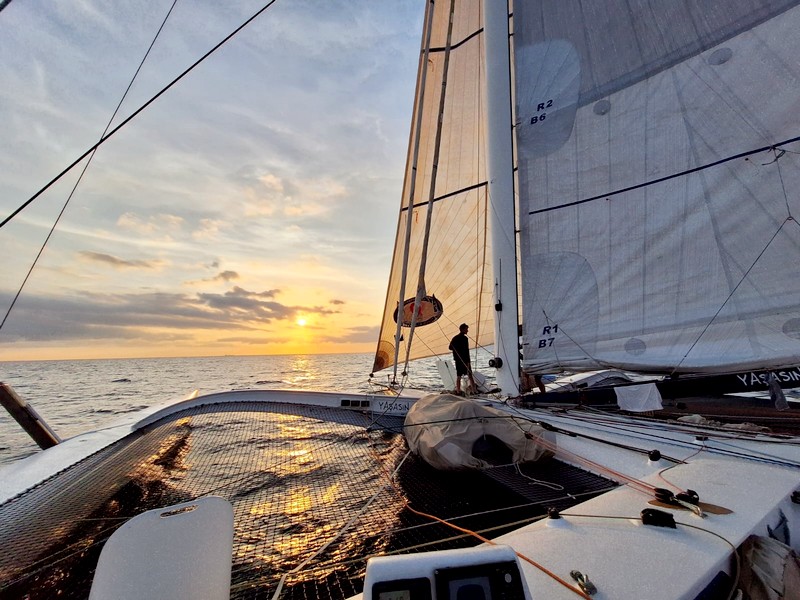 coucher de soleil a bord du trimaran Yasasin