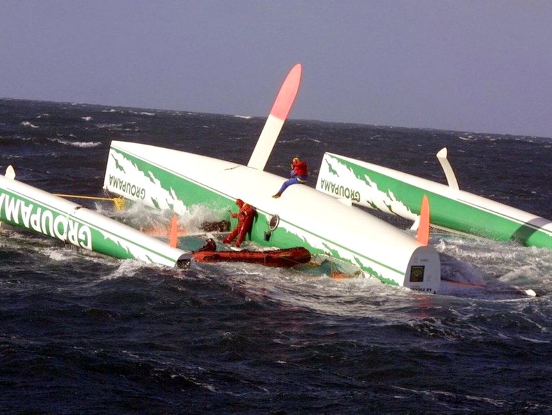 Franck Cammas Groupama à l'envers, duranbt la Route du rhum 2002